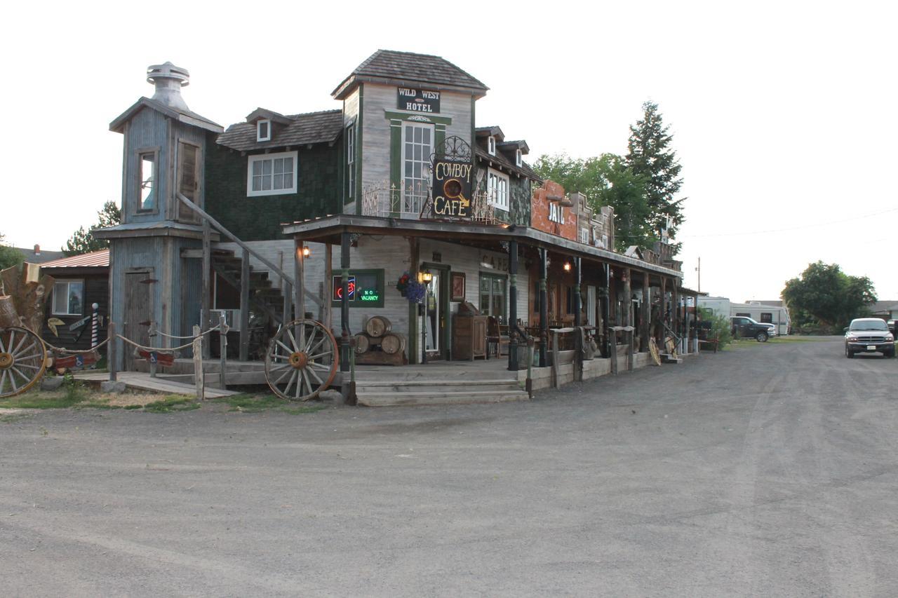 Black Bear Motel Davenport Bagian luar foto